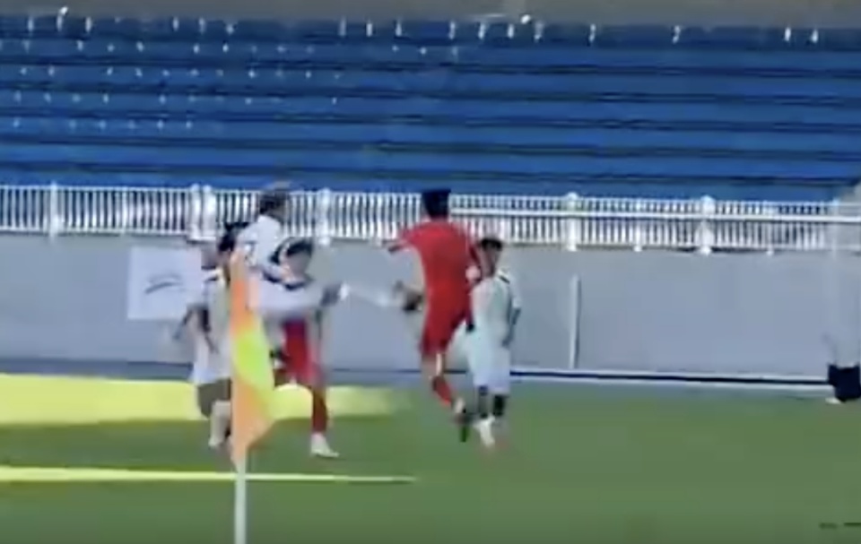 在一次拼抢, 了犯规球员, 泰国球员的